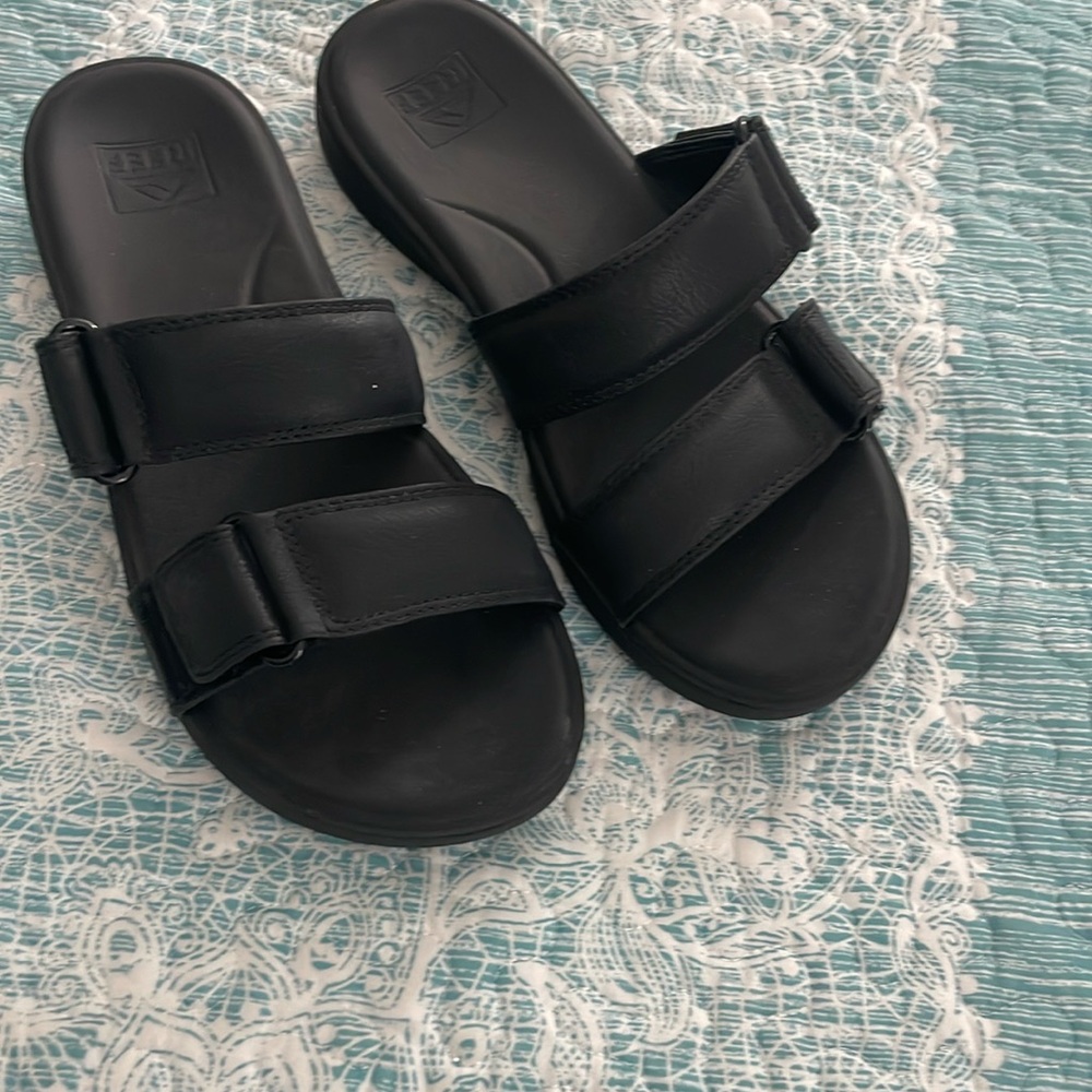Super cute reef  sandals